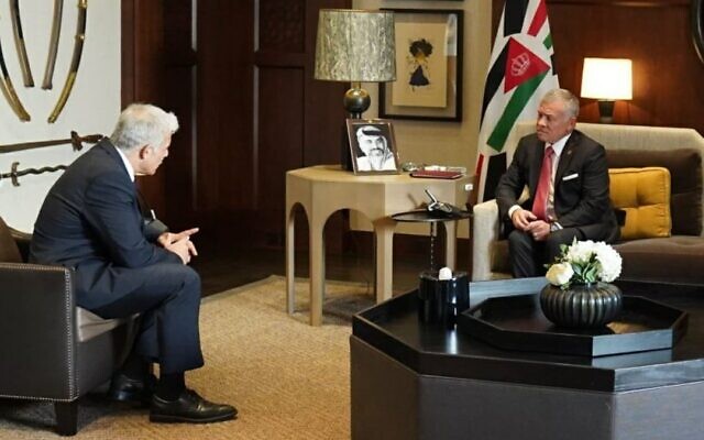 Foreign Minister Yair Lapid meets with Jordan's King Abdullah in Amman, on March 10, 2022. (Courtesy)