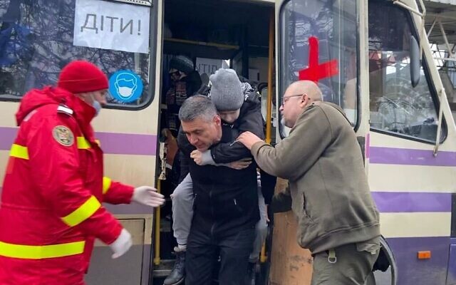 Israeli Ambassador to Romania David Saranga helps evacuate a Ukrainian pediatric cancer patient, on March 8, 2022. (Israeli Embassy in Romania)