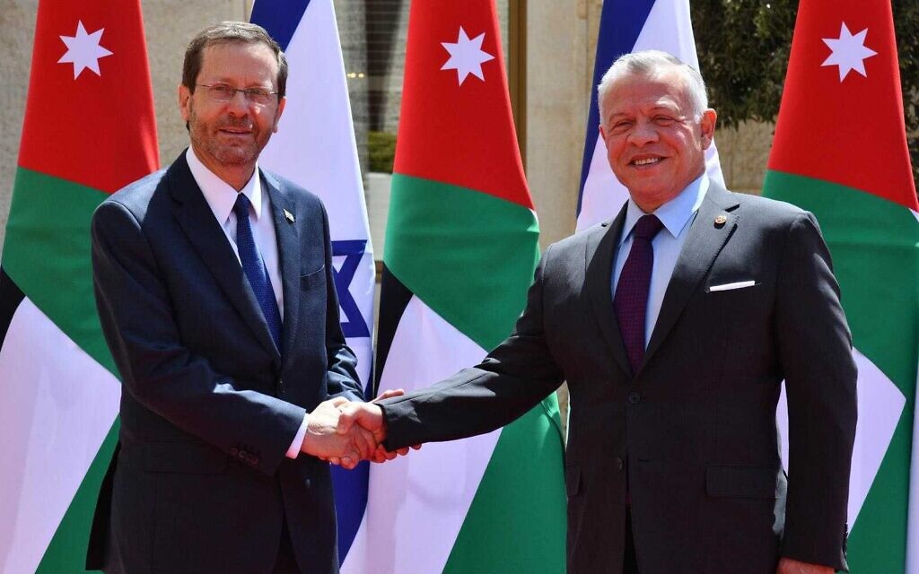 President Isaac Herzog (L) and Jordanian King Abdullah II at the Al Husseiniya Palace in Amman, Jordan, March 30, 2022. (Haim Zach/GPO)