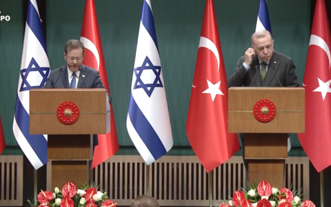 President Isaac Herzog (left) and Turkish President Recep Tayyip Erdoğan at the presidential complex in Ankara on March 9, 2022. (Screen capture/GPO)