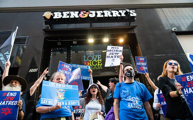 Pro-Israel demonstrators protest against Ben and Jerry's over its boycott of the West Bank, and against antisemitism, in Manhattan, New York City, on August 12, 2021. (Luke Tress/Flash90)