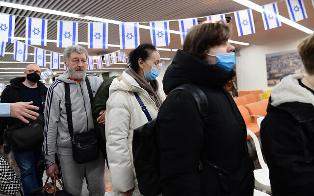 Jewish immigrants fleeing Ukraine arrive at Ben Gurion airport near Tel Aviv, on March 15, 2022. (Tomer Neuberg/Flash90)