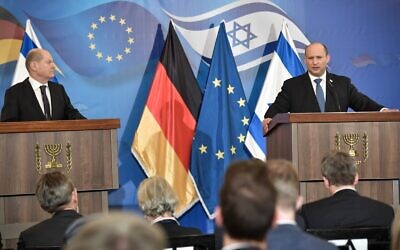 Israeli Prime Minister Naftali Bennett (right) and German Chancellor Olaf Scholz give a joint press conference in the King David Hotel in Jerusalem on March 2, 2022 (Government Press Office)