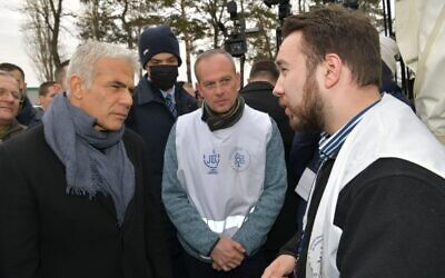 Foreign Minister Yair Lapid visits the Siret crossing on Romania's border with Ukraine, March 13, 2022. (Government Press Office)