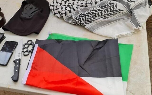 A knife, brass knuckles, mask, Palestinian flag and other items are found in the bag of a Palestinian teen who attempted to enter the Temple Mount in Jerusalem, March 22, 2022. (Israel Police) A knife, brass knuckles, mask, Palestinian flag and other items are found in the bag of a Palestinian teen who attempted to enter the Temple Mount in Jerusalem, March 22, 2022. (Israel Police)