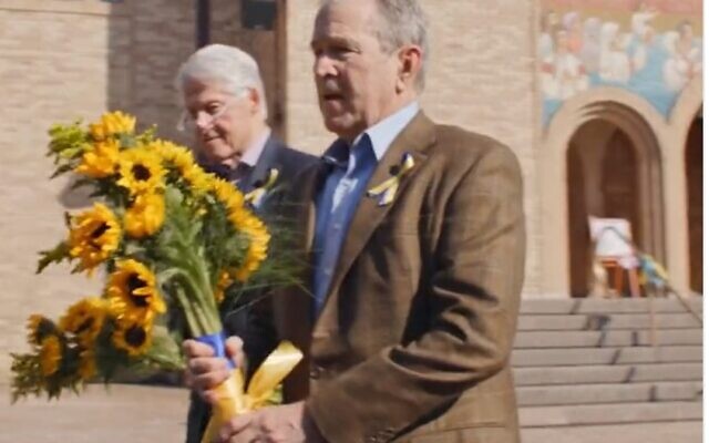 Former US presidents Bill Clinton (l) and George W. Bush show solidarity with Ukraine on March 18, 2022 (Screencapture/Twitter)