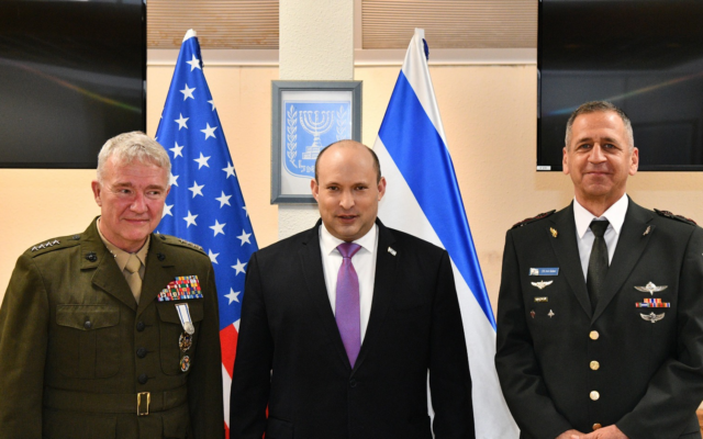 Prime Minister Naftali Bennett (C), IDF Chief of Staff Aviv Kohavi (R) and Gen. Frank McKenzie, the head of US Central Command, pose for a photo on March 3, 2022. (Haim Zach/GPO)