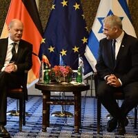 Then-Foreign Minister Yair Lapid (right) meets with German Chancellor Olaf Scholz in Jerusalem, March 2, 2022 (GPO)
