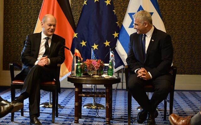 Then-Foreign Minister Yair Lapid (right) meets with German Chancellor Olaf Scholz in Jerusalem, March 2, 2022 (GPO)