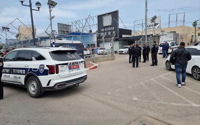 Police at the scene of a suspected underworld attempted assassination in Ashkelon, March 20, 2022. (Israel Police)