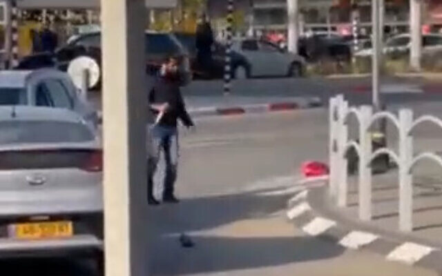 Mohammad Abu al-Qi’an is seen brandishing a knife shortly after he stabbed several people to death in Beersheba, March 22, 2022. (Screenshot: Twitter) Mohammad Abu al-Qi’an is seen brandishing a knife shortly after he stabbed several people to death in Beersheba, March 22, 2022. (Screenshot: Twitter)