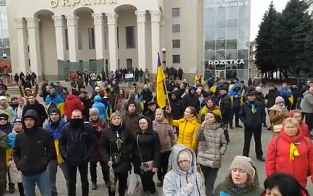 A demonstration against occupying Russian forces in Kherson, Ukraine, on March 9, 2022. (Screenshot)