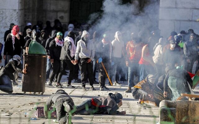 Palestinian rioters clash with Israeli police at Jerusalem's Al-Aqsa mosque compound atop the Temple Mount on April 15, 2022. (Ahmad Gharabli / AFP)