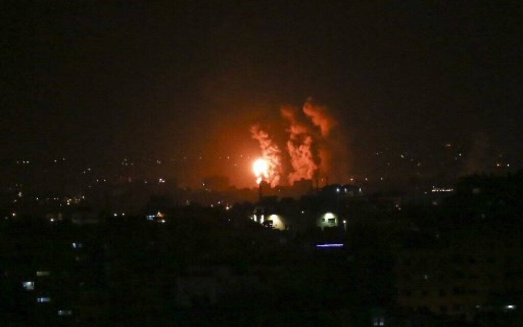 Izraelská armáda v reakci na raketovou palbu z Gazy při dvou nočních náletech bombardovala pozice Hamasu