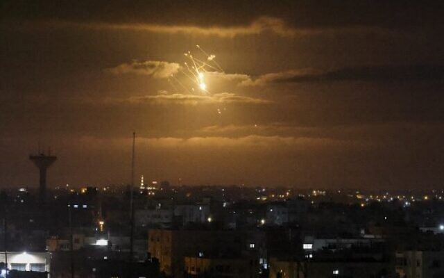 A missile from Israel's Iron Dome air defence system lights the sky over the Gaza Strip on April 21, 2022. (SAID KHATIB / AFP)