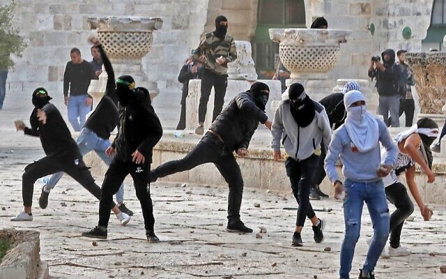 Palestinian clash with Israeli police at the Temple Mount compound in Jerusalem’s Old City on April 22, 2022. (Ahmad Gharabli/AFP)