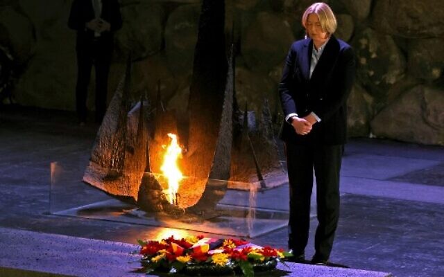 The president of the German Bundestag (lower house of parliament), Barbel Bas, at the eternal flame at the Hall of Remembrance during a visit to the Yad Vashem Holocaust Memorial museum in Jerusalem, on April 27, 2022. (Menahem KAHANA / AFP)