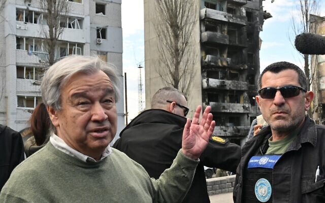UN Secretary-General Antonio Guterres (L) gestures as he walks during his visit in Borodianka, outside Kyiv, on April 28, 2022 (Sergei SUPINSKY / AFP)