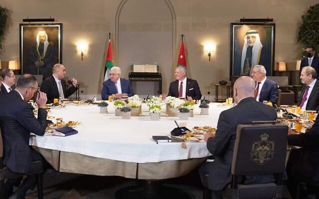 Palestinian Authority President Mahmoud Abbas meets with Jordan's King Abdullah II in Amman on April 27, 2022. (WAFA)