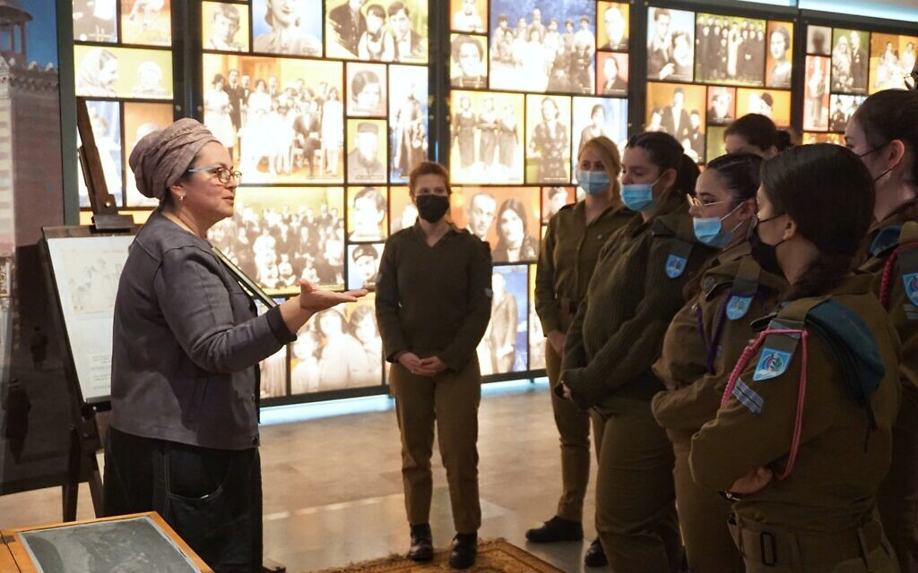 Shani Lourie-Farhi speaks to soldiers at a Yad Vashem Holocaust educational center at the Ir Habahadim military training base in southern Israel, April, 2022. (Emanuel Fabian/The Times of Israel)