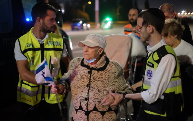 Uma sobrevivente e refugiada ucraniana do Holocausto, Sofia Trizna, é ajudada a entrar em uma ambulância depois de desembarcar de um avião especial de transporte médico que pousou no Aeroporto Ben Gurion em 27 de abril de 2022. (Judah Ari Gross/Times of Israel)