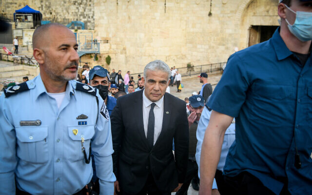 Foreign Minister Yair Lapid (center), Israeli Police Commissioner Kobi Shabtai and head of the police Jerusalem District Doron Turgeman visit the Damascus Gate in Jerusalem's Old City, April 3, 2022. (Arie Leib Abrams/Flash90)