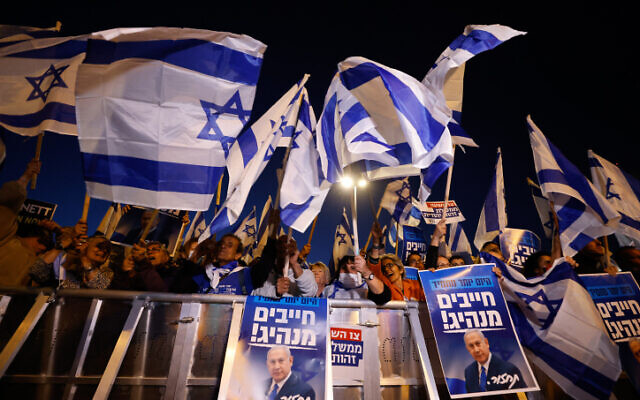 Right wing activists call for the return of former prime minister Benjamin Netanyahu during a demonstration against the current government in Jerusalem, April 4, 2022. (Olivier Fitoussi/FLASH90)