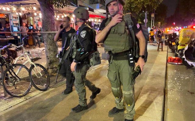 Police at the scene of a deadly terrorist attack on Dizengoff Street, April 7, 2022 (Avshalom Sassoni/FLASH90)