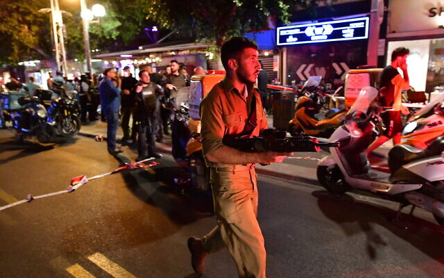 Police and rescue workers at the scene of a deadly terror attack on Dizengoff Street, central Tel Aviv, April 7, 2022 (Avshalom Sassoni/FLASH90)