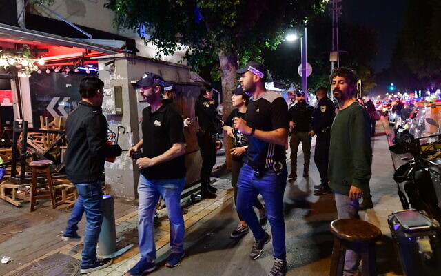 Police and rescue workers at the scene of a terrorist attack on Dizengoff Street, central Tel Aviv, April 7, 2022 (Avshalom Sassoni/FLASH90)