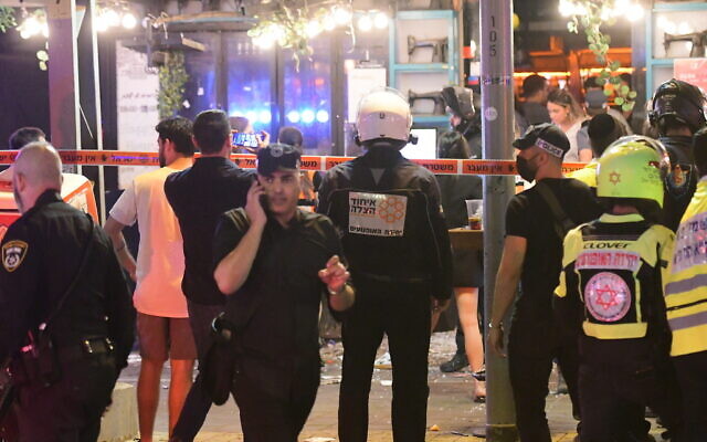 Police and rescue workers at the scene of a terrorist attack on Dizengoff Street, central Tel Aviv, April 7, 2022 (Avshalom Sassoni/FLASH90)