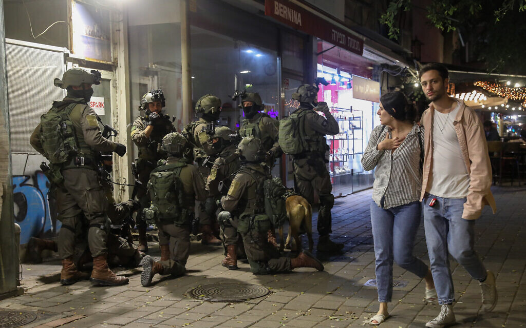 Israeli soldiers search at the scene of a terror attack on Dizengoff street, central Tel Aviv. 2 people were killed and several more injured in the attack, April 7, 2022. (Noam Revkin Fenton/Flash90)