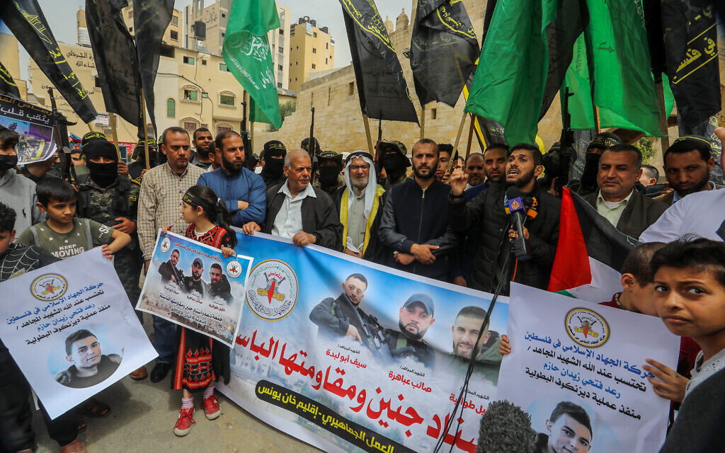 Supporters of Hamas and Islamic Jihad take part in a rally to celebrate the shooting attack in Tel Aviv, in the southern Gaza Strip, on April 8, 2022. (Attia Muhammed/Flash90)