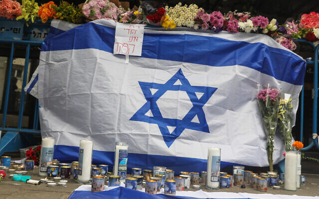 Candles at the scene of a terror attack on Dizengoff Street, Tel Aviv, April 8, 2022 (Noam Revkin Fenton/Flash90)