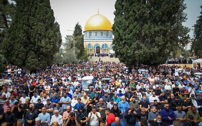 Thousands of Muslim worshipers attend the first Friday prayers during the month of Ramadan at the Temple Mount complex in Jerusalem's Old City, Friday, April 8, 2022. (Sliman Khader/Flash90)