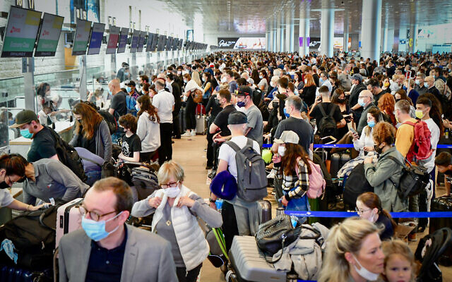 Departing travellers at Ben Gurion Airport ahead of the Jewish holiday of Passover, April 14, 2022. (Avshalom Sassoni/FLASH90)