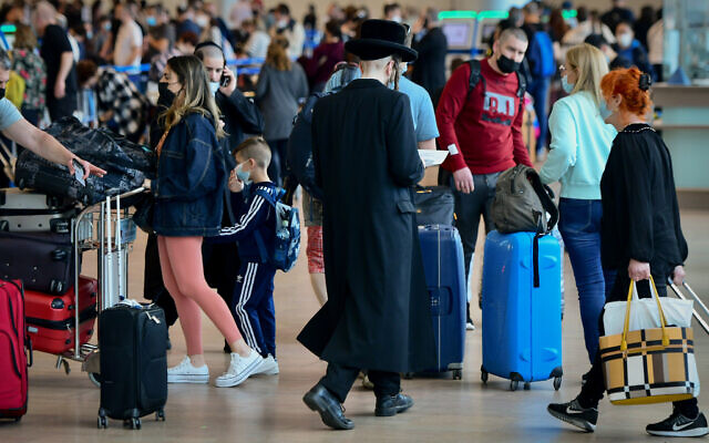Departing passangers at Ben Gurion Airport ahead of the Jewish holiday of Passover, April 14, 2022. (Avshalom Sassoni/FLASH90)