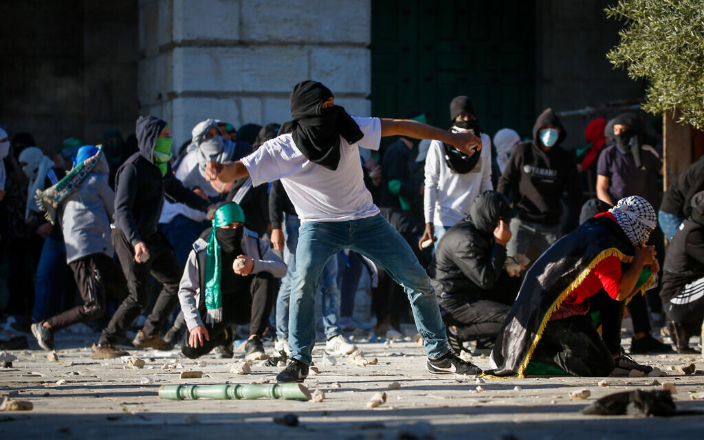 Just look at their feet: The ‘defenders’ of Al-Aqsa are desecrating it