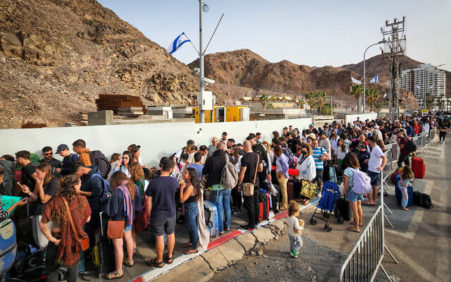 Israelis cross into Egypt through the Taba Border Crossing, in the southern Israeli city of Eilat, April 17, 2022. (Flash90)