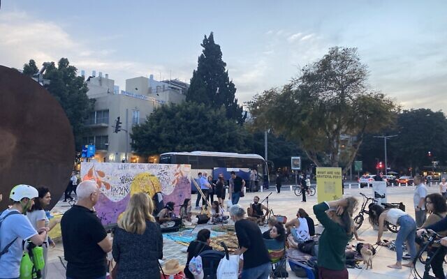 The Gratitude Wall, an art installation situated in the middle of Habima Square in Tel Aviv until April 9, 2022 (Courtesy Max Marine)