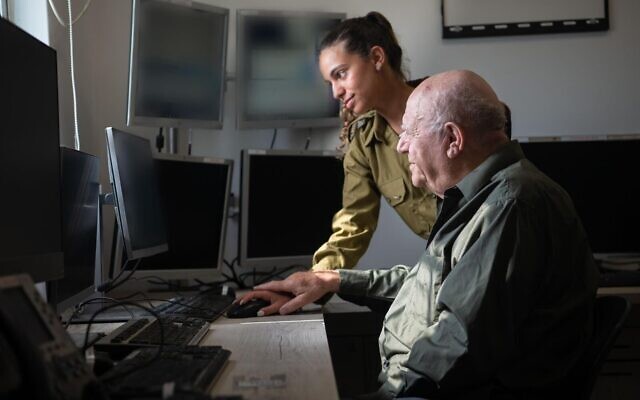 Reuven Eyal activates the siren for Holocaust Remembrance Day, along with his granddaughter Private Shani Eyal, April 28, 2022 (Israel Defense Forces)