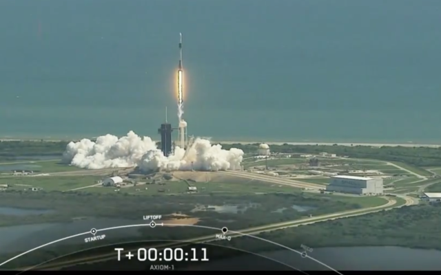 The SpaceX Dragon capsule launches off to the International Space Station on April 8, 2022. (Screen capture/Twitter)