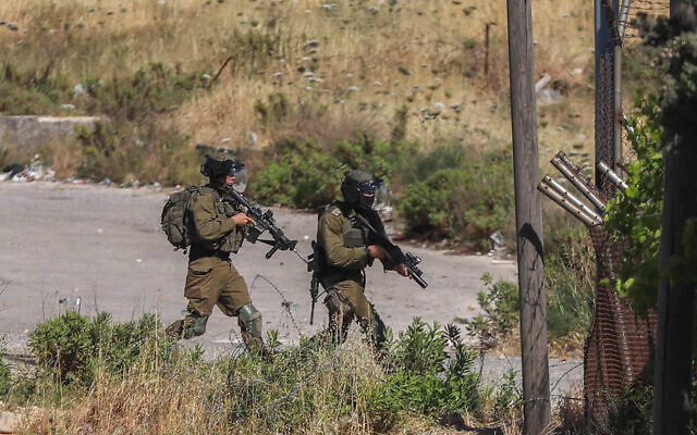 Illustrative: Israeli troops near the Beit El checkpoint in the West Bank, on May 15, 2021. (Flash90)