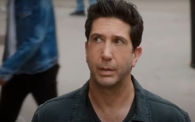 David Schwimmer in an ad for investmant firm Meitav, April 2022. (screenshot)