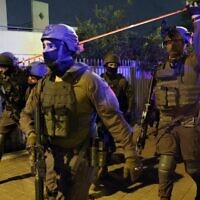 Israeli forces arrive at the scene of a terror attack in the central city of Elad, on May 5, 2022 (JACK GUEZ / AFP)