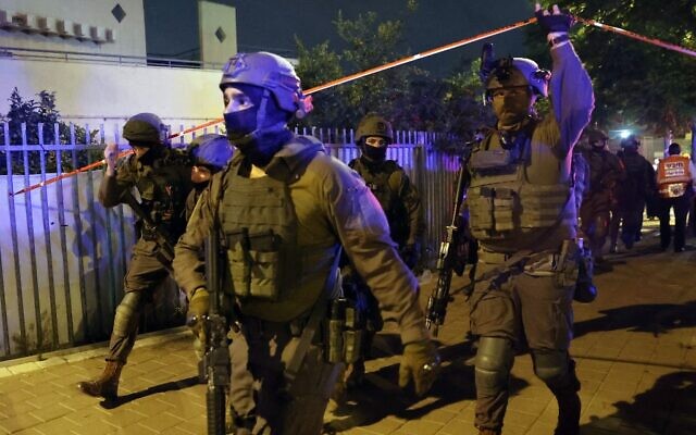 Israeli forces arrive at the scene of a terror attack in the central city of Elad, on May 5, 2022 (JACK GUEZ / AFP)