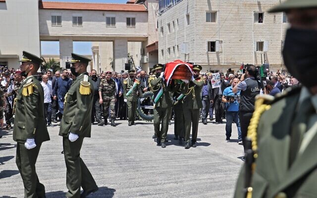 A Palestinian honor guard carries the coffin of Al Jazeera journalist Shireen Abu Akleh who was killed amid clashes between Israeli troops and Palestinian gunmen during an IDF raid, in Ramallah on May 12, 2022. (ABBAS MOMANI / AFP)