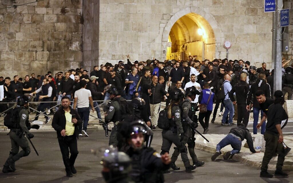 اشتباكات عنيفة في القدس خلال تشييع جثمان فلسطيني أصيب بجروح قاتلة في الحرم القدسي الشريف