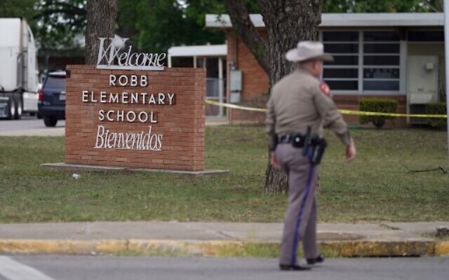 An officer walks outside of Robb Elementary School in Uvalde, Texas, May 24, 2022. (Allison Dinner/AFP)