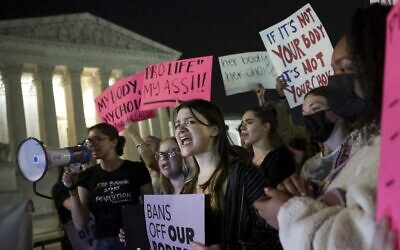 Demonstrators gather outside of the US Supreme Court on May 2, 2022 in Washington, DC (Kevin Dietsch / GETTY IMAGES NORTH AMERICA / Getty Images via AFP)